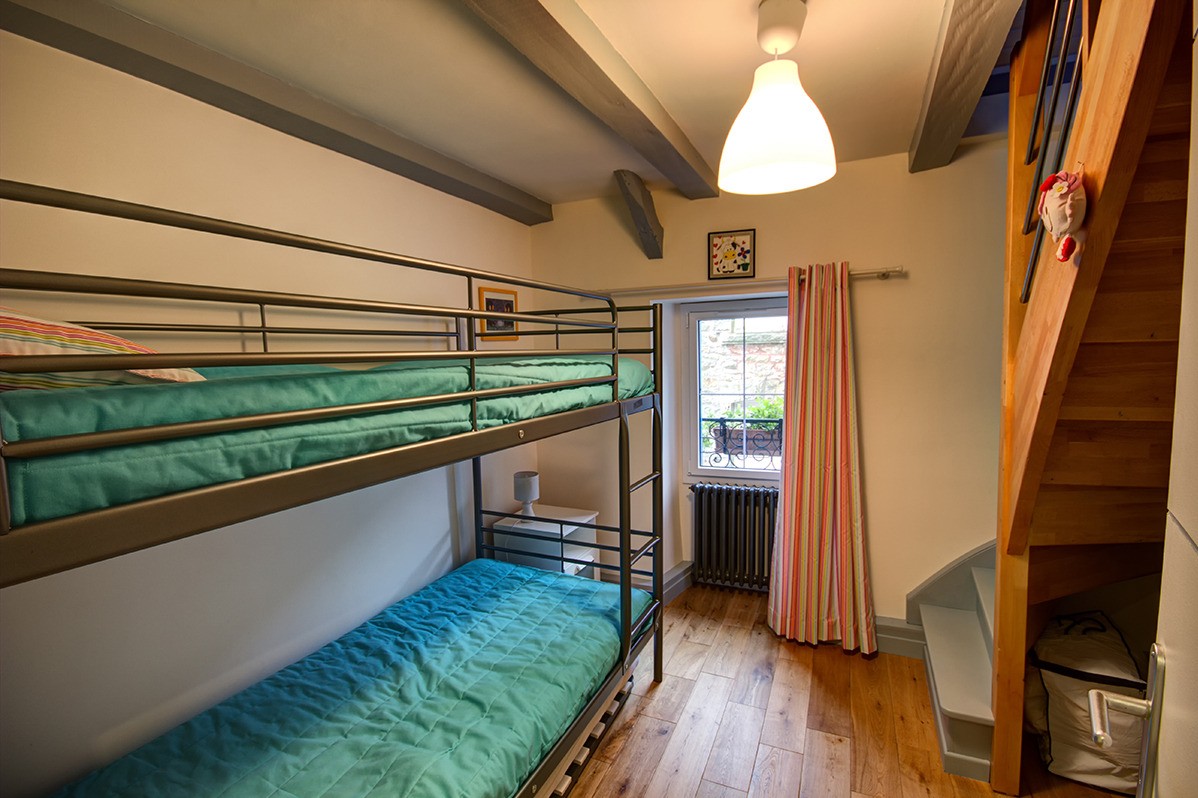 chambre enfants avec lits superposés (3 couchages avec matelas)