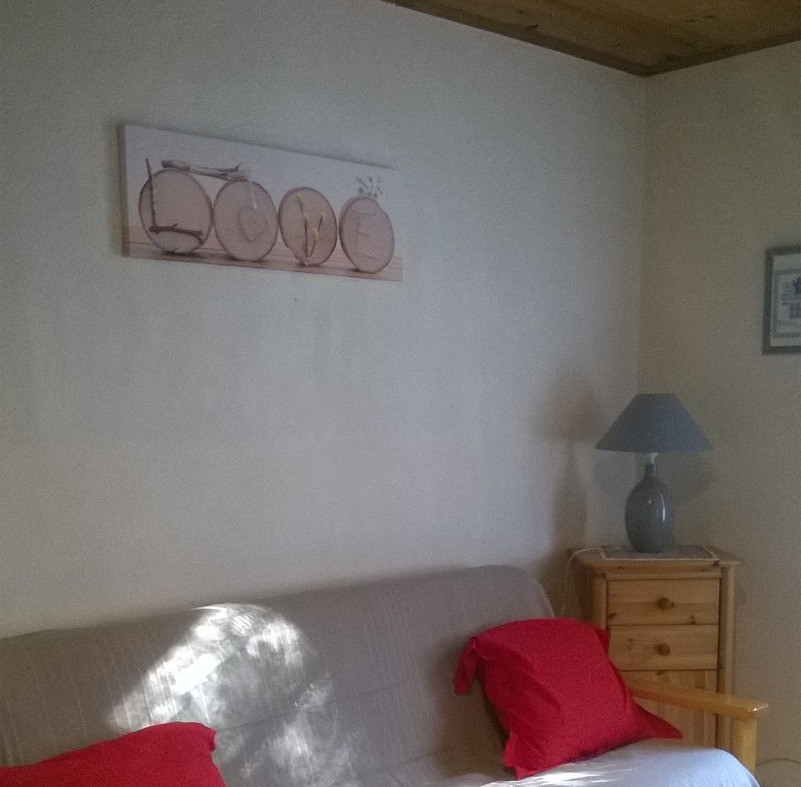 cuisine coin repas avec canapé et TV