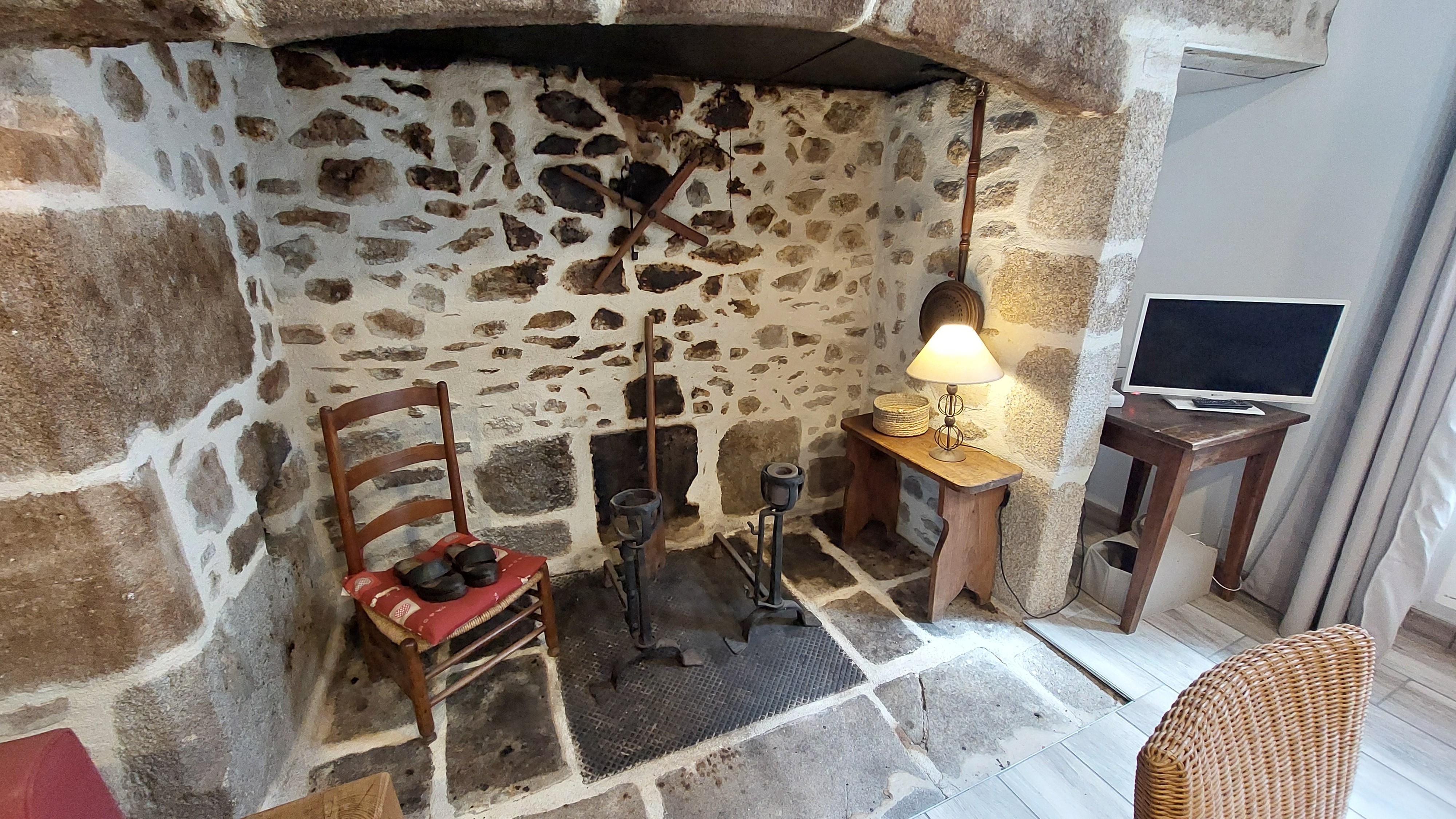 Le cantou, grande cheminée du Cantal