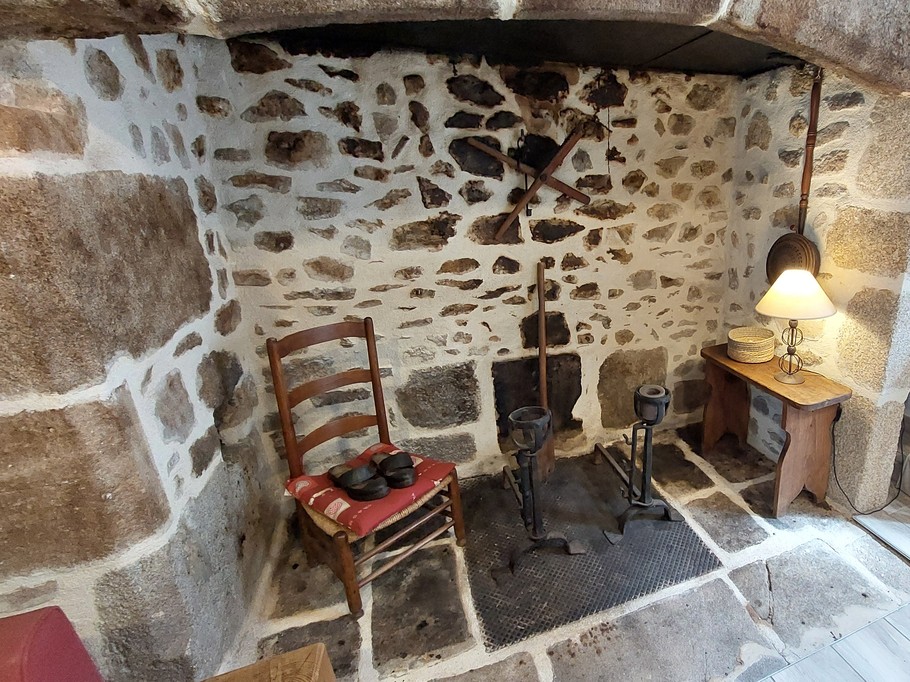Le cantou, grande cheminée du Cantal