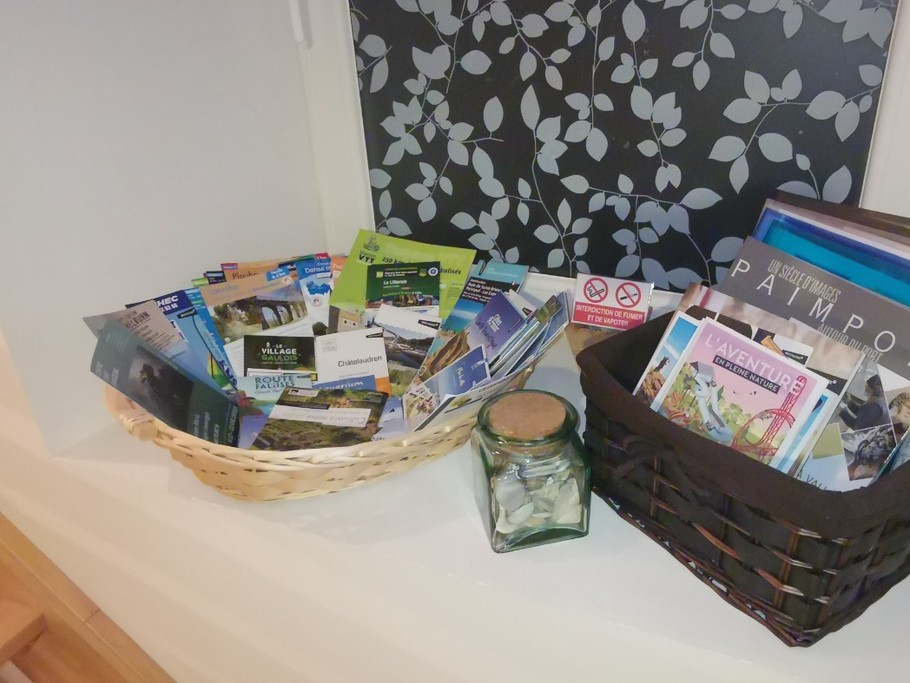 Toute la documentation touristique à disposition ainsi que des histoires bretonnes à raconter à la veillée