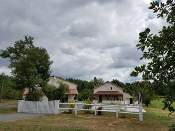 environnement calme près de la forêt