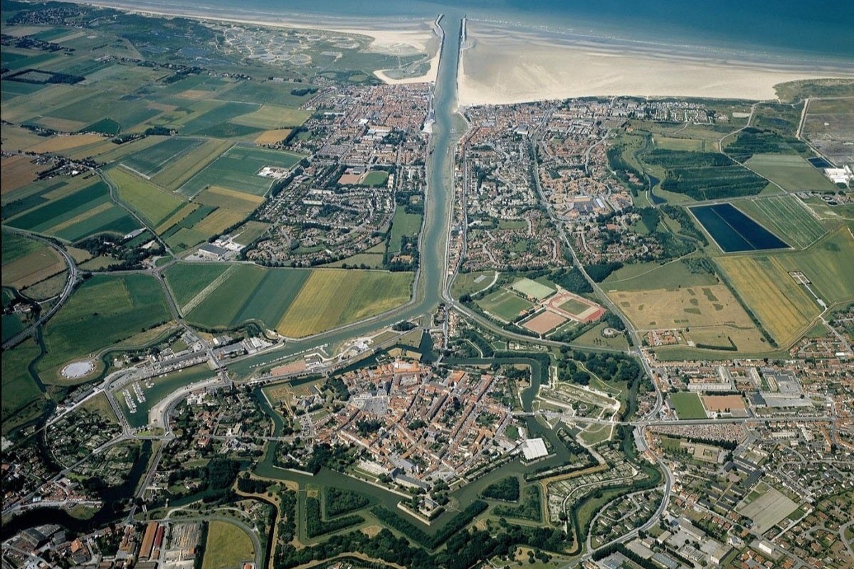Nous sommes dans les fortifications de Gravelines en face d'une grande pépinière.
