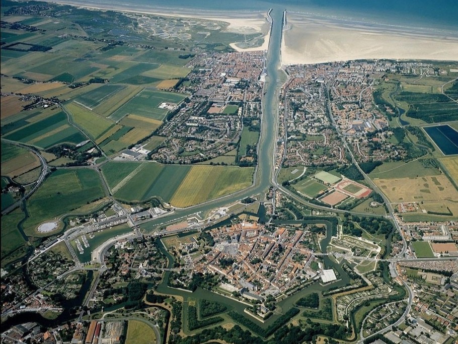 Nous sommes dans les fortifications de Gravelines en face d'une grande pépinière.