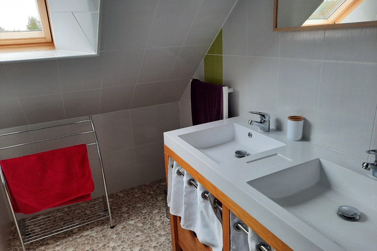 Salle de bain à l'étage avec baignoire