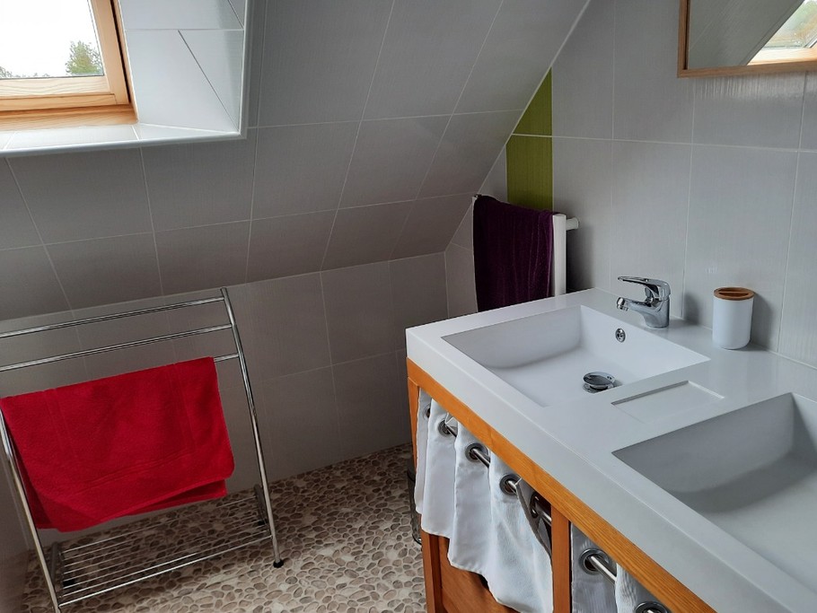 Salle de bain à l'étage avec baignoire