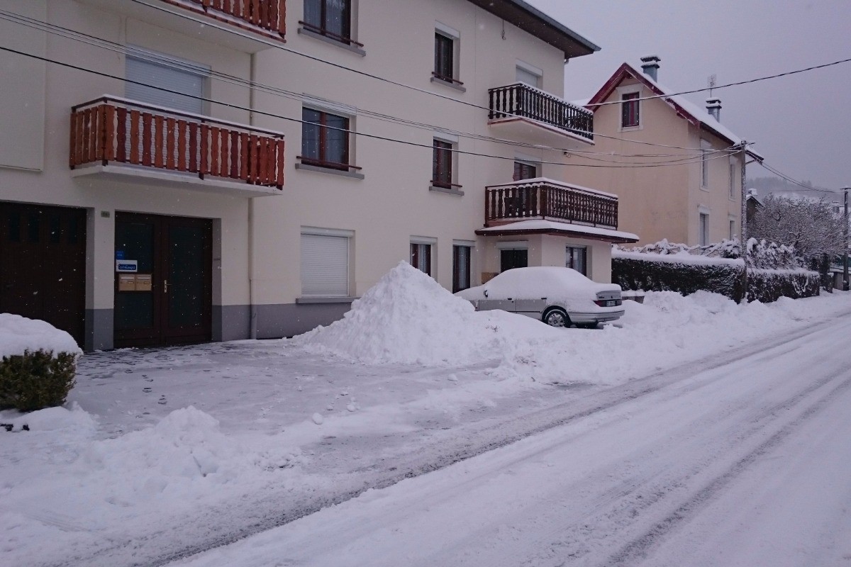 coté rue - Location Hans Le Thillot