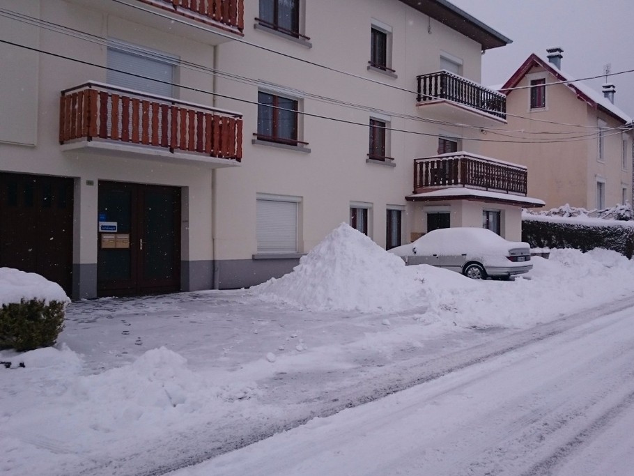 coté rue - Location Hans Le Thillot