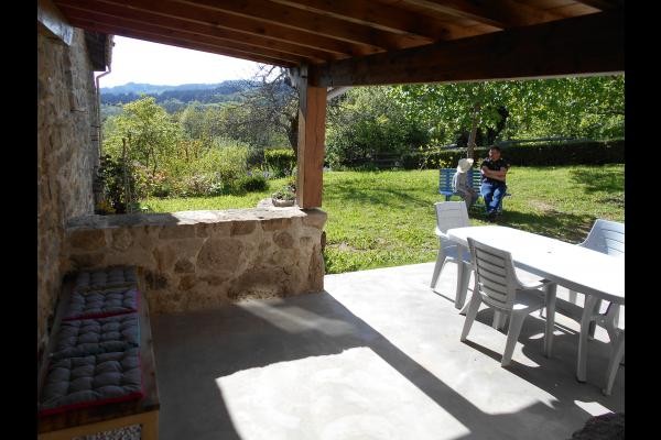 coin détente sous l'abri dans le jardin