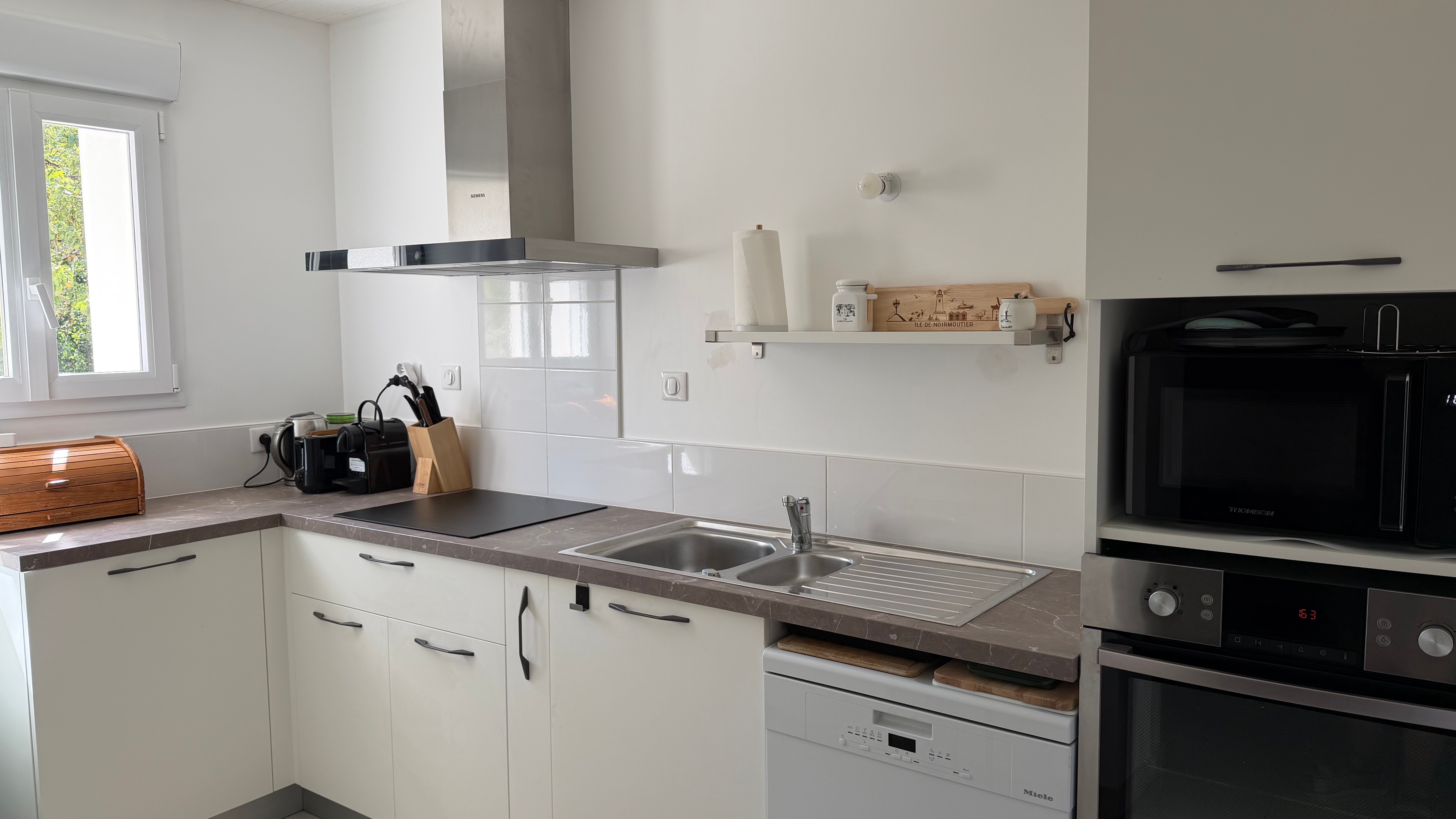 fully fitted kitchen
