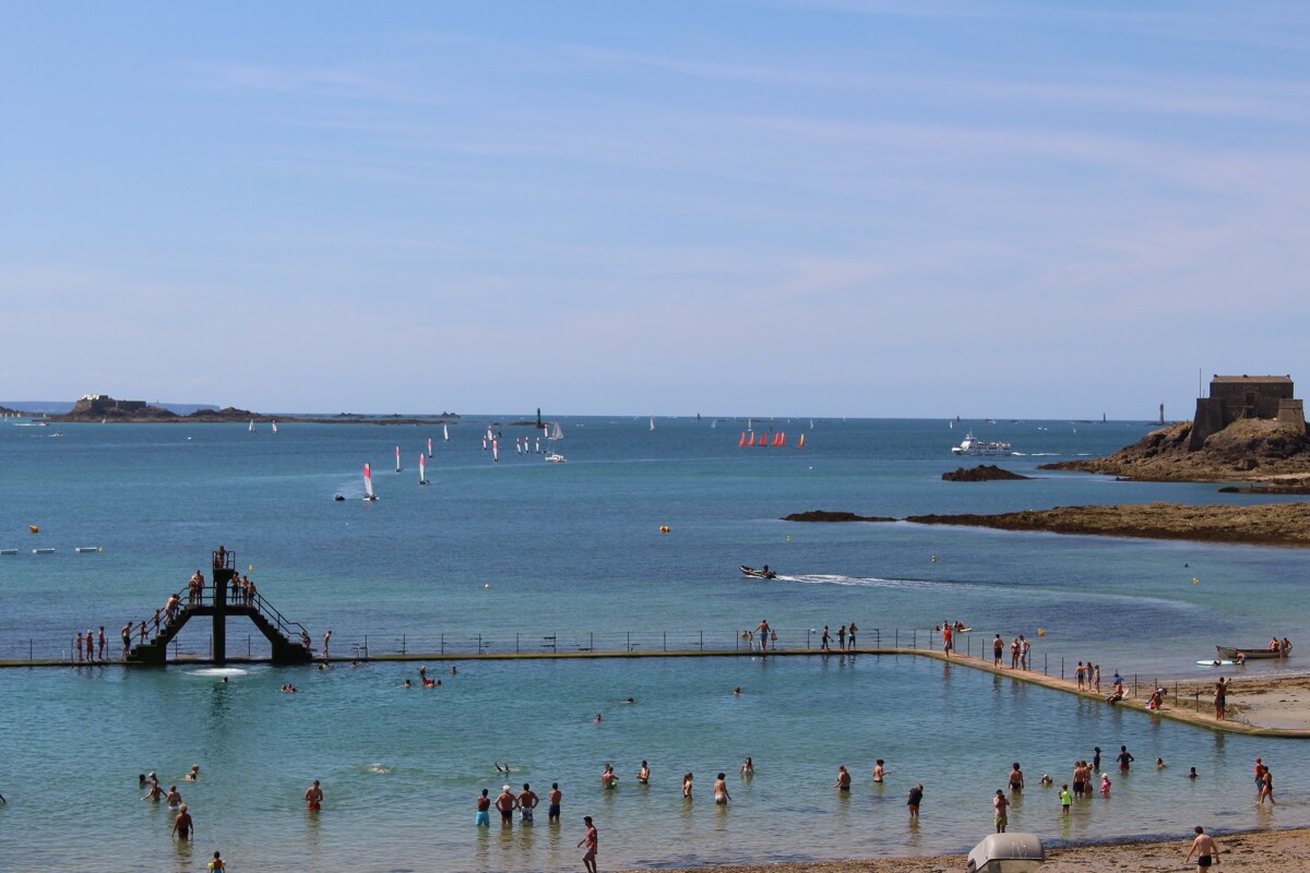 La piscine naturelle d'eau de mer à Saint-Malo, plage de bon Secours