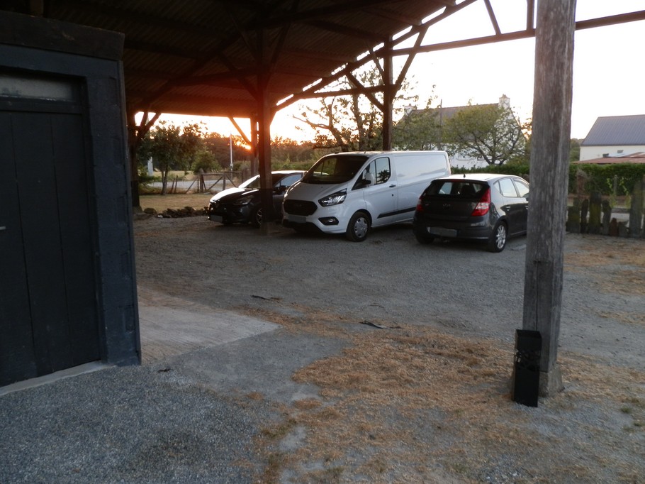 Stationnement sur la propriété, et abrité sous un préau.