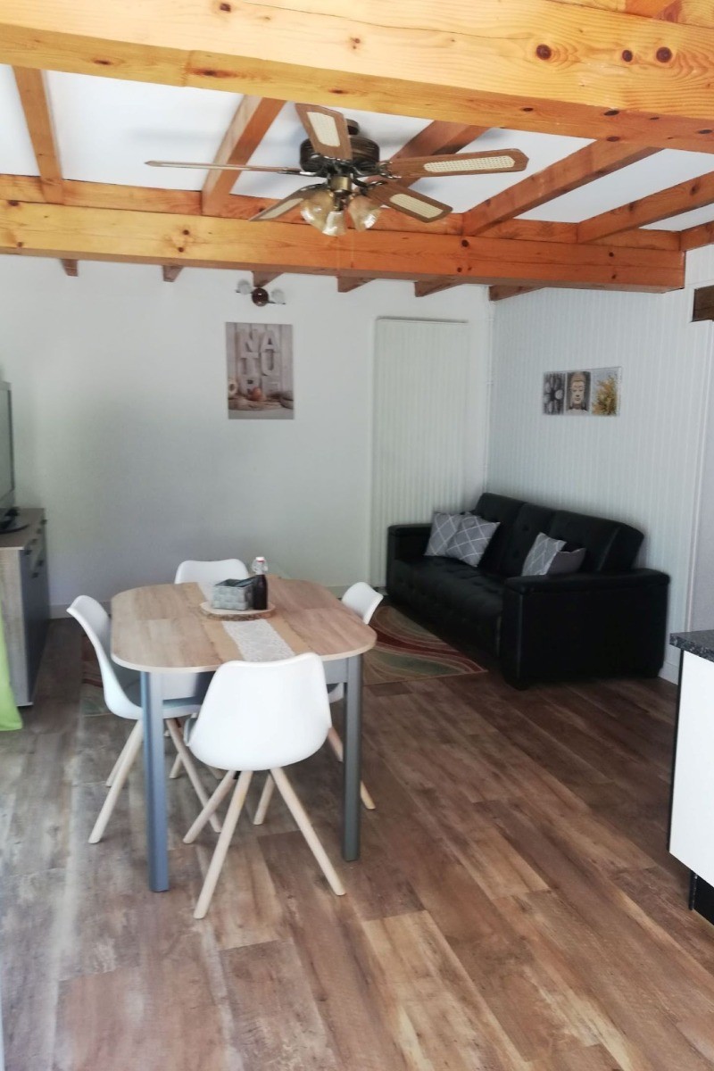 Le Gîte le Roqual séjour avec accès terrasse
