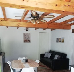 Le Gîte le Roqual séjour avec accès terrasse