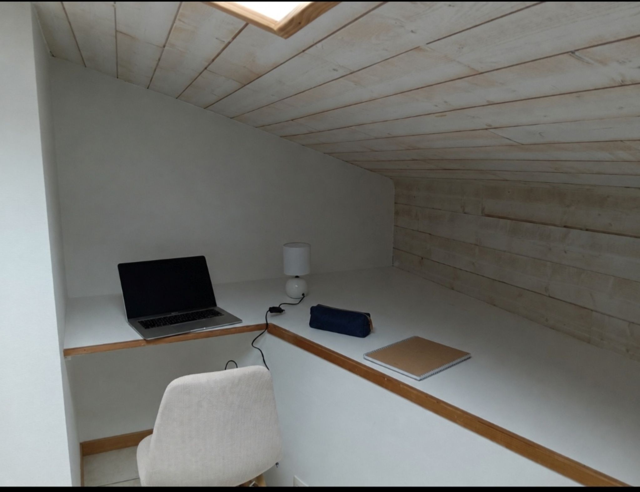 office area in one of the bedrooms with 2 80 cm beds in the O Scope gite next to Futuroscope