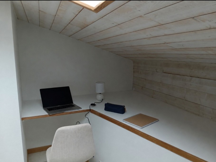 office area in one of the bedrooms with 2 80 cm beds in the O Scope gite next to Futuroscope