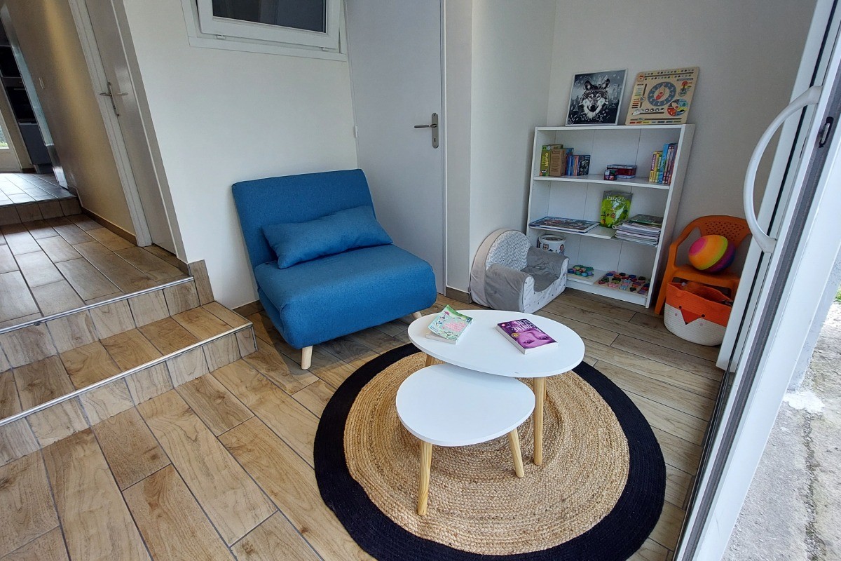 Salle de jeux - bibliothèque avec accès à la 2ème terrasse