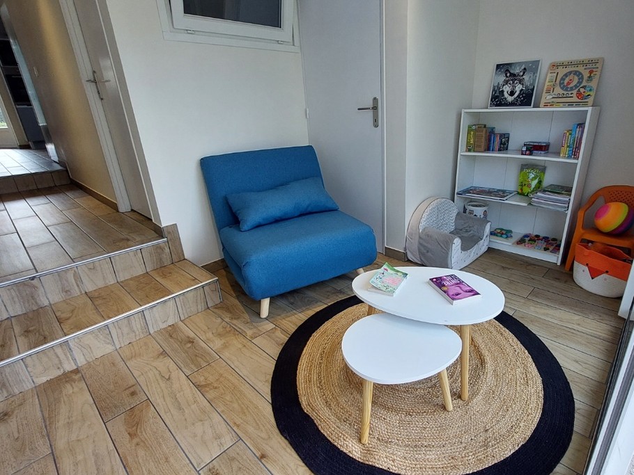 Salle de jeux - bibliothèque avec accès à la 2ème terrasse