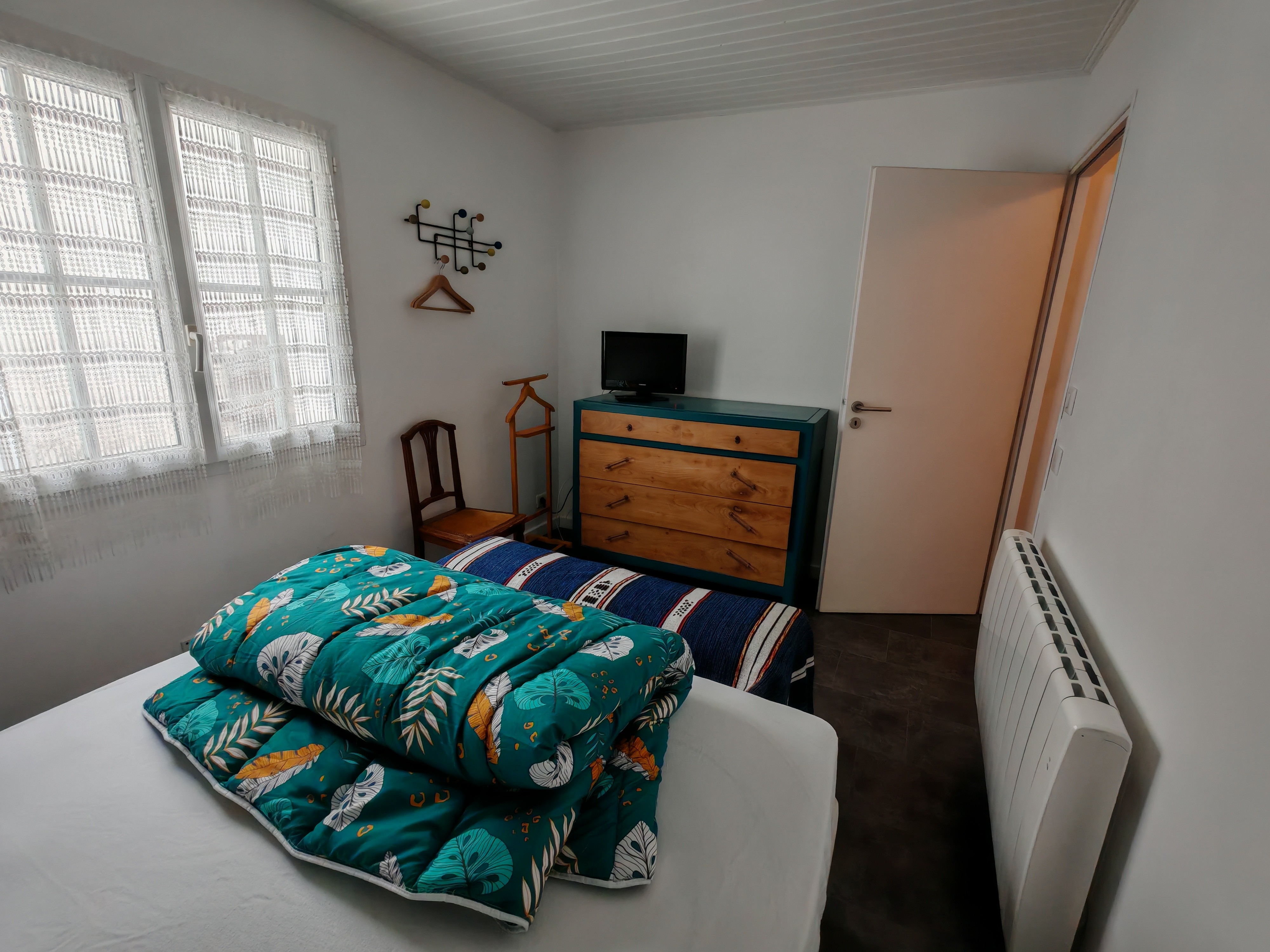 Bedroom with 160 cm bed