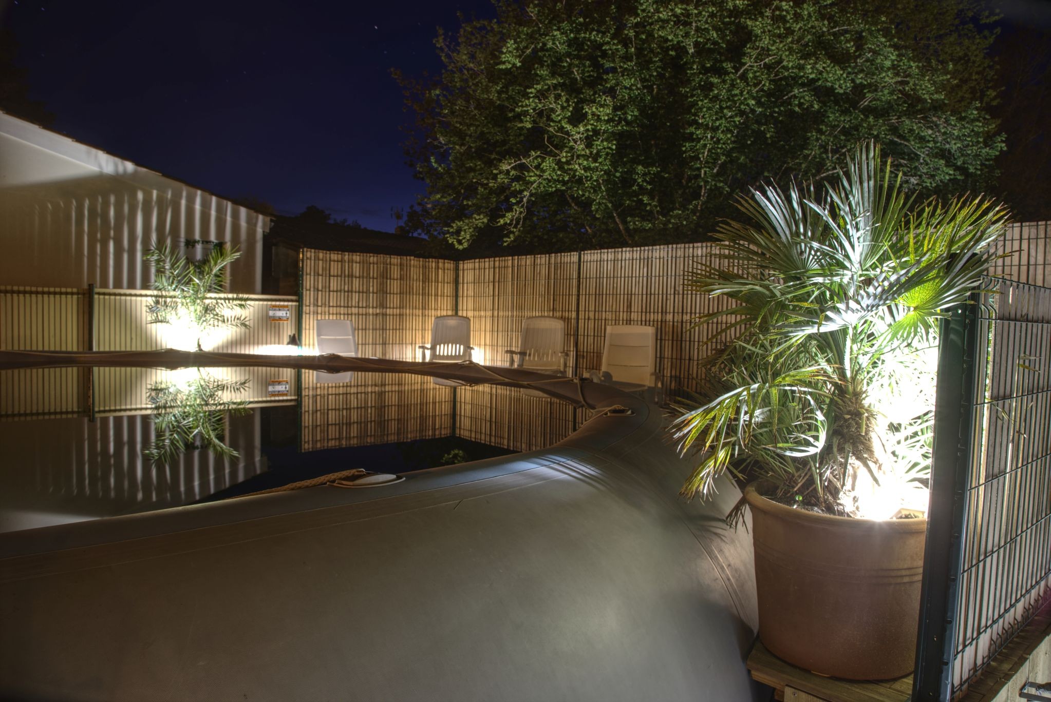 Garden with spa, night-time view at La Villa Primevères in Gironde