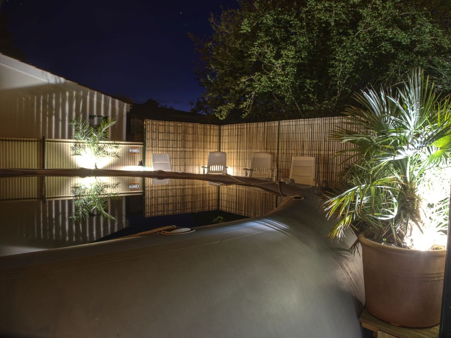 Garden with spa, night-time view at La Villa Primevères in Gironde