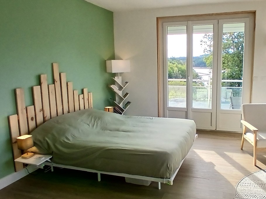 Le Nid – Holiday cottage, sleeps 2, Beaumont-du-Lac, Haute-Vienne: The sleeping area with a view of Lake Vassivière