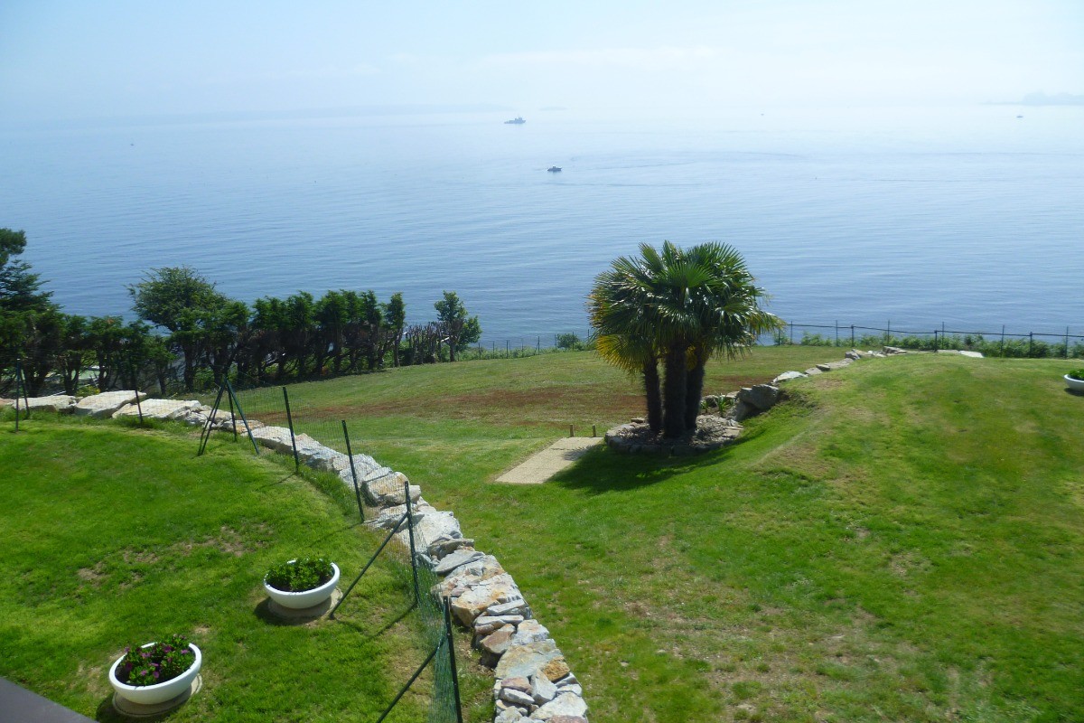 vue à 180 ° sur l'océan du jardin de l'appartement