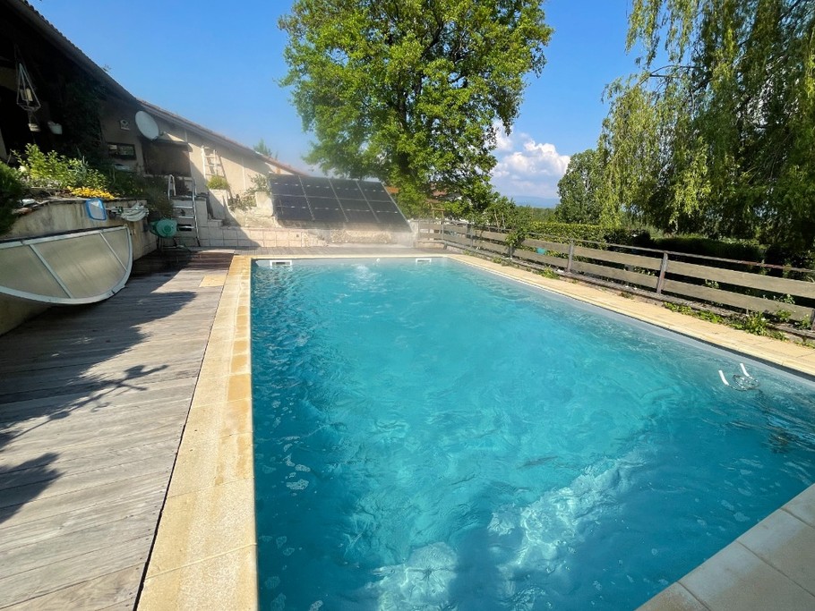 La plate forme dans la piscine.