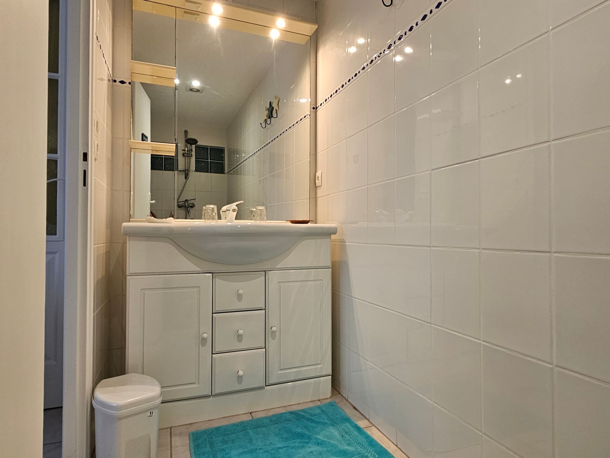 salle d'eau avec douche et vasque. Toilettes indépendants