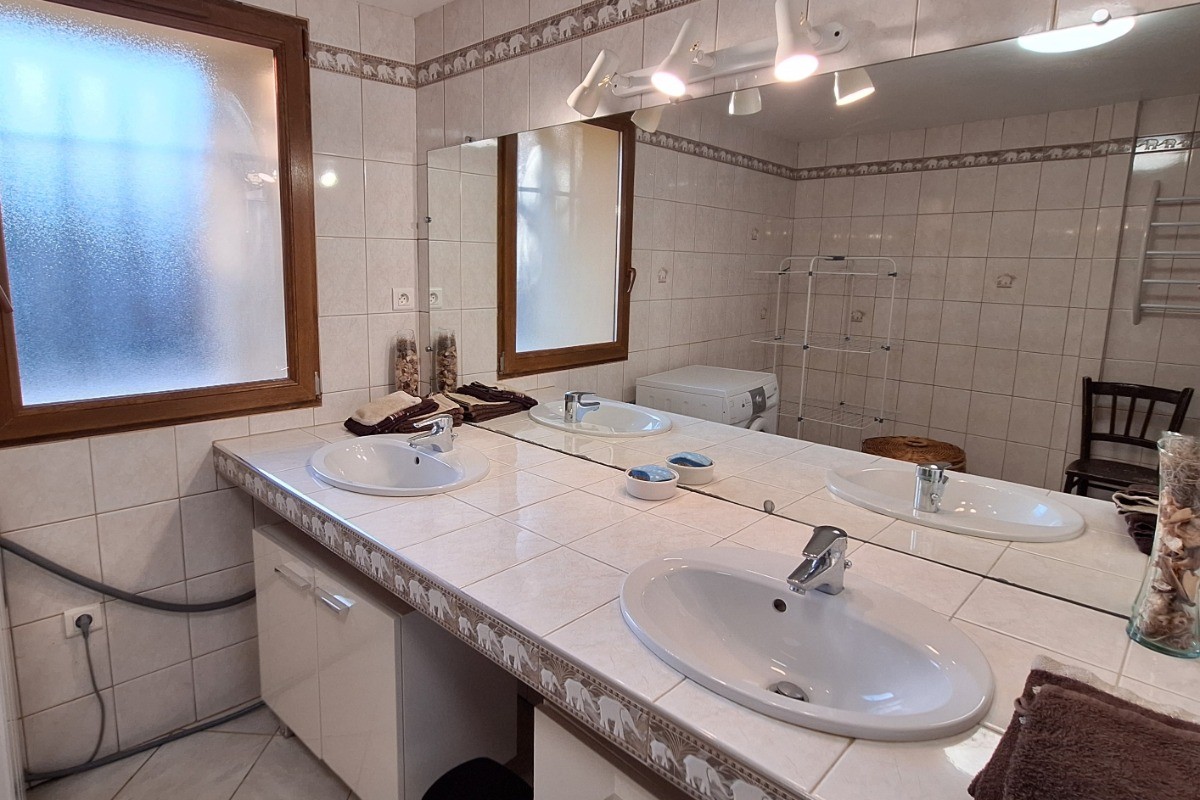 salle de douche spacieuse avec double vasque