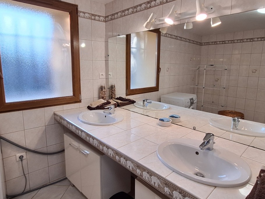 salle de douche spacieuse avec double vasque