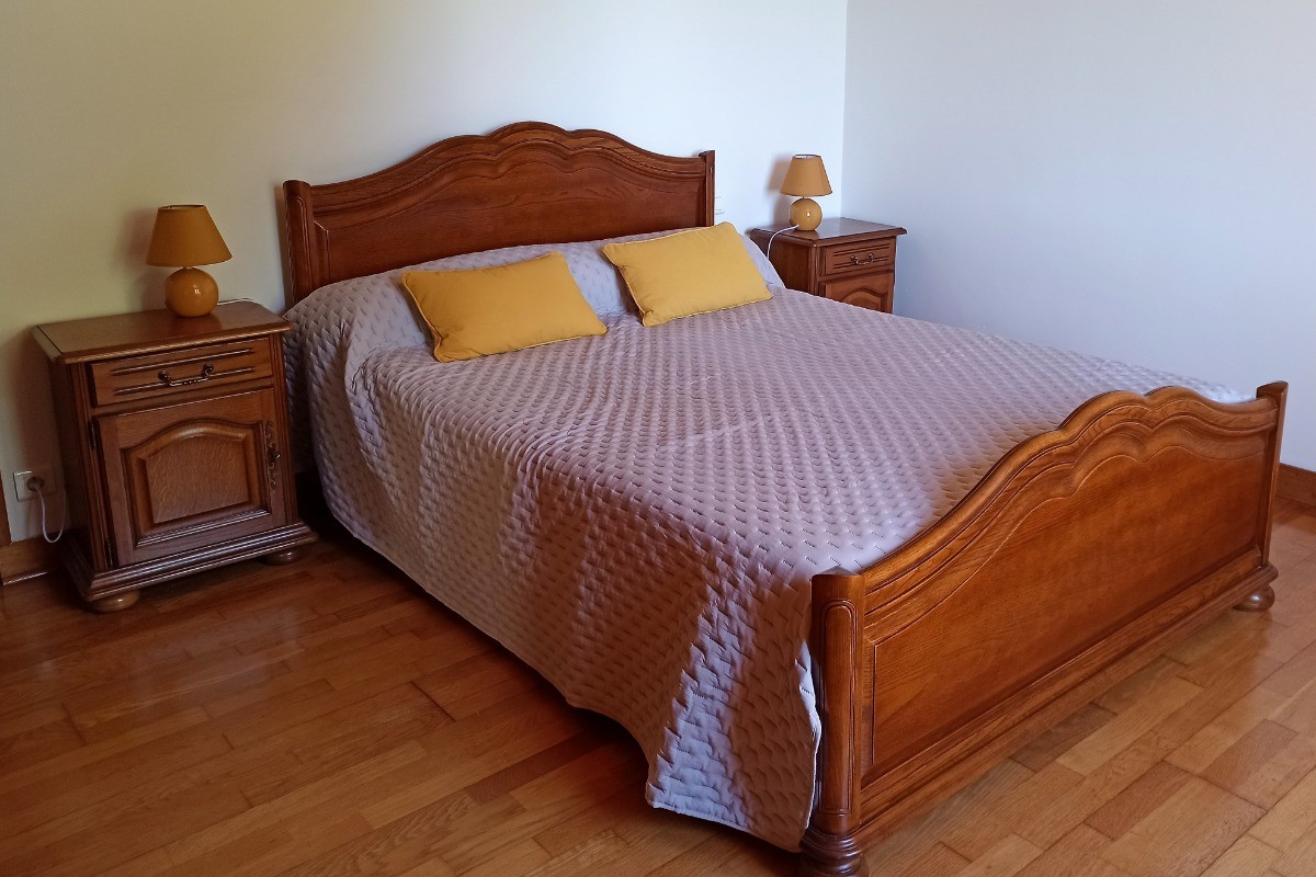 chambre avec 1 lit double en 140 au rez de chaussée avec armoire penderie