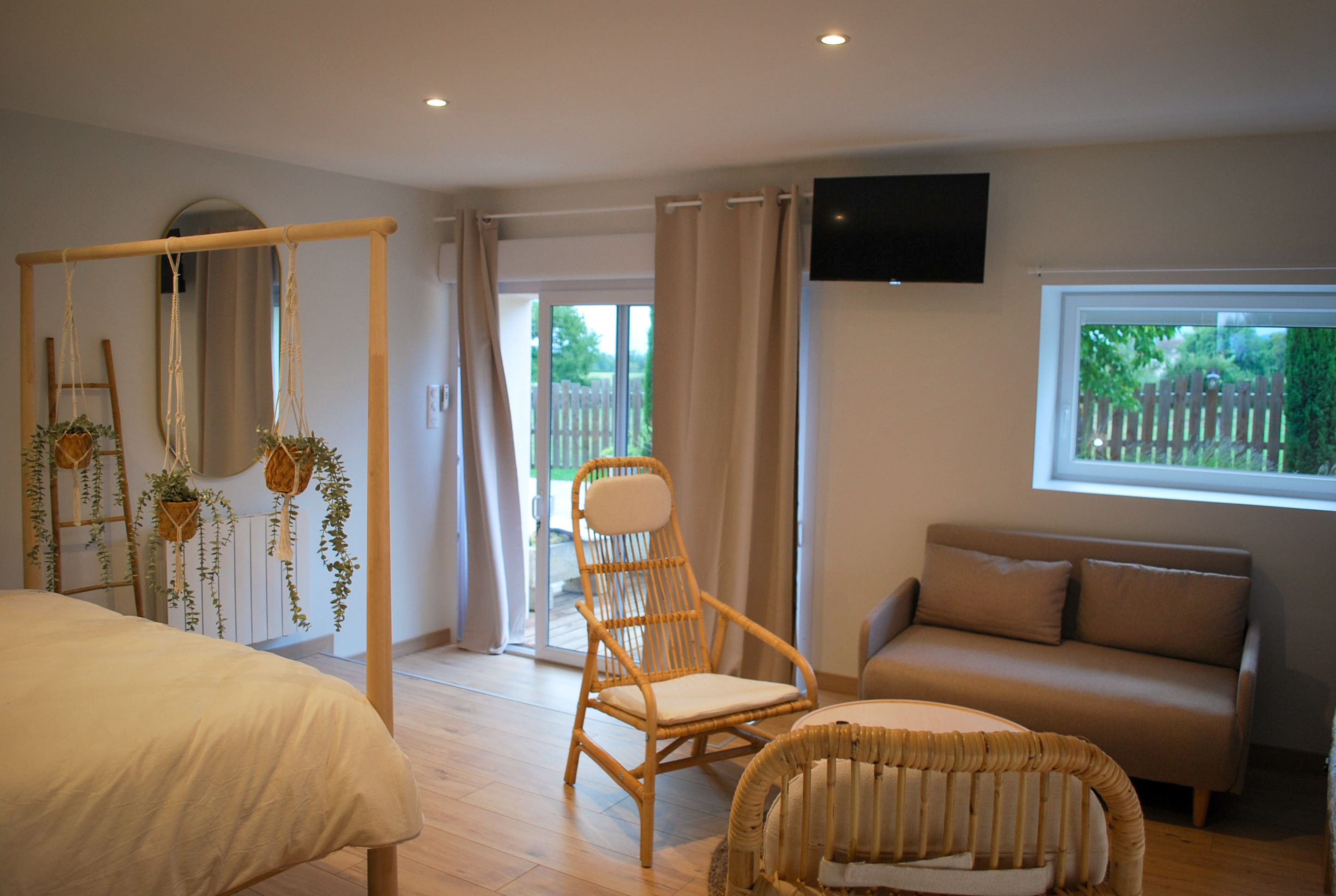 Le Logis de Ecuries, Renaison : la 2e chambre avec coin salon (TV connectée)