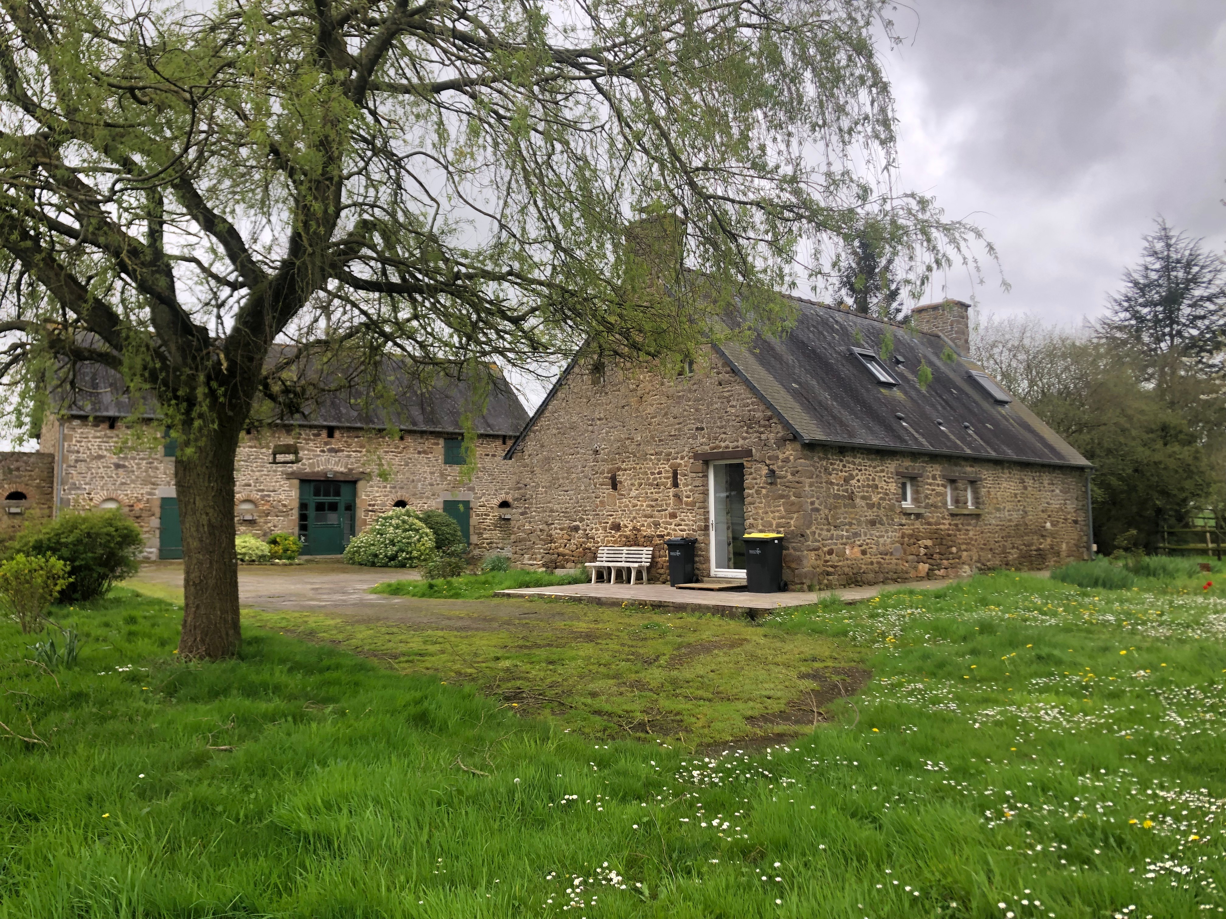 Terrasse avec salon de jardin en bois à la belle saison, barbecue, transat et pelouse. Le tout au calme en pleine campagne !