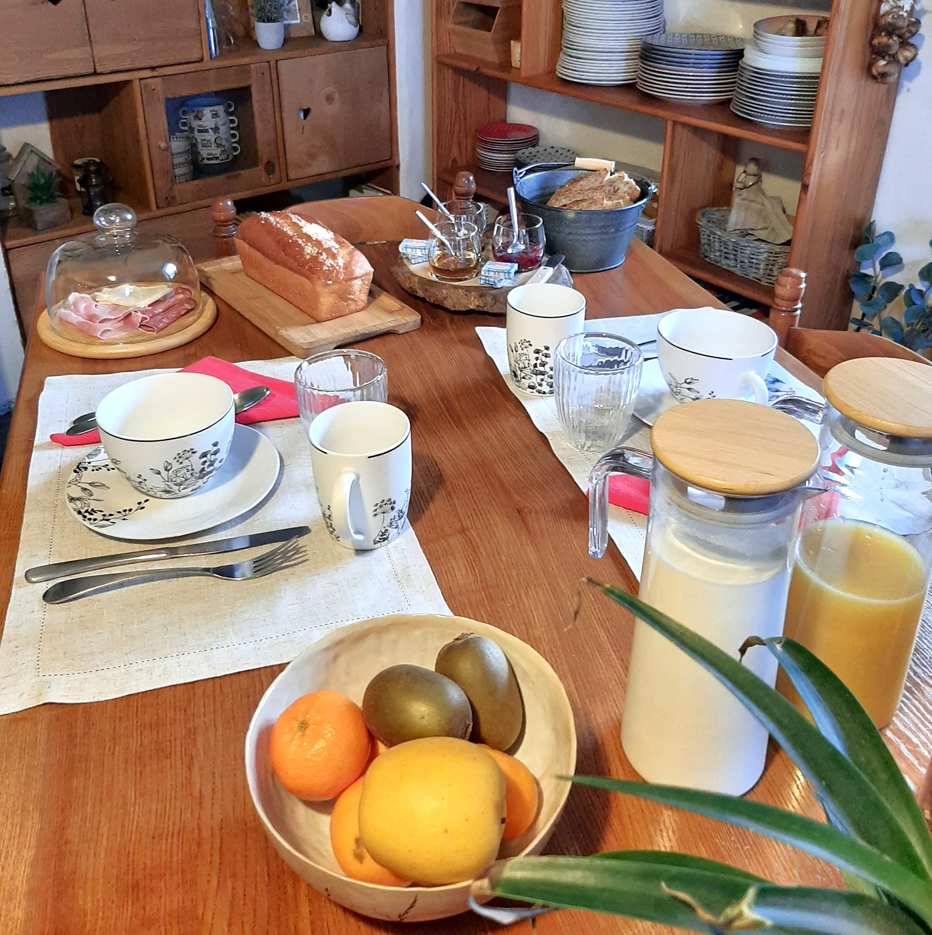 Petit déjeuner gourmand sucré/ salé - Chambre d’hôtes La Pimprenelle : repos et nature – Vosges