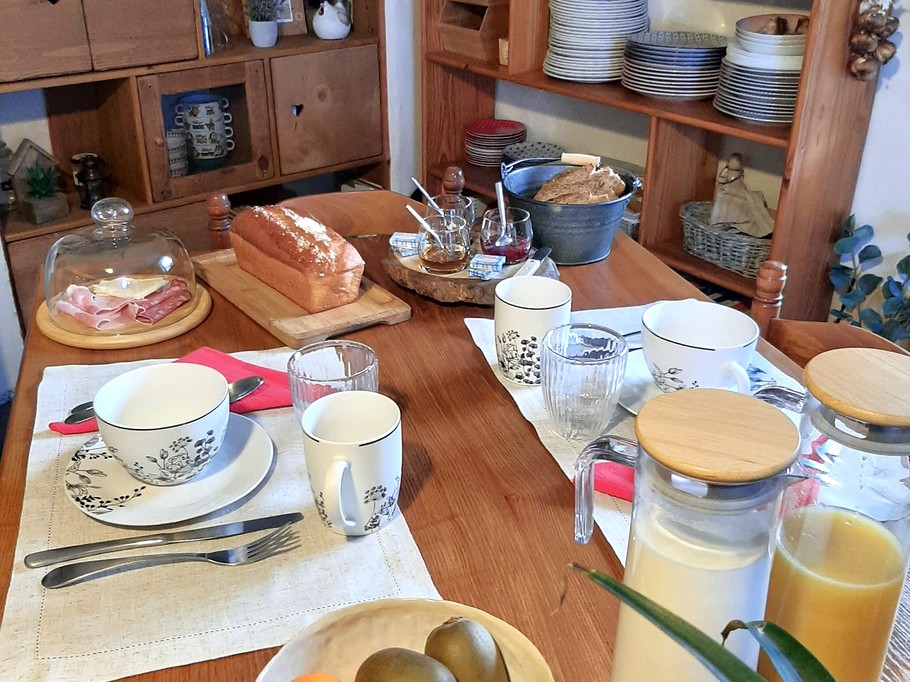 Petit déjeuner gourmand sucré/ salé - Chambre d’hôtes La Pimprenelle : repos et nature – Vosges