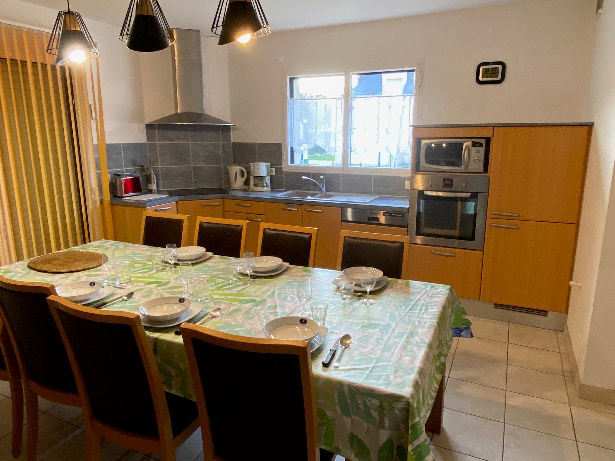 Kitchen & dining area