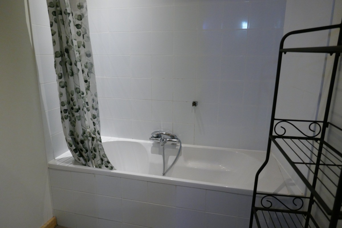 Salle de bains communicante avec équipement bébé