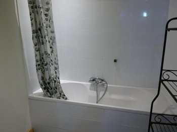 Salle de bains communicante avec équipement bébé