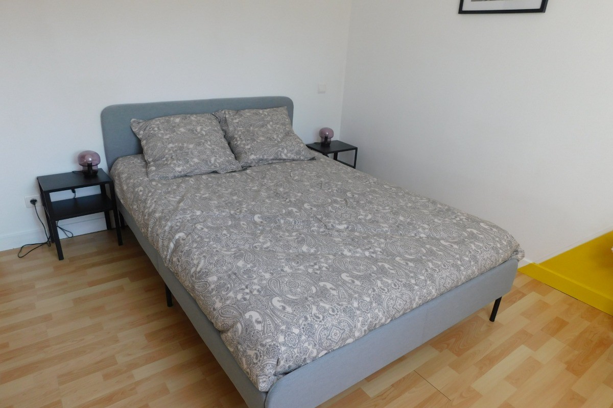 Chambre jaune lit parental