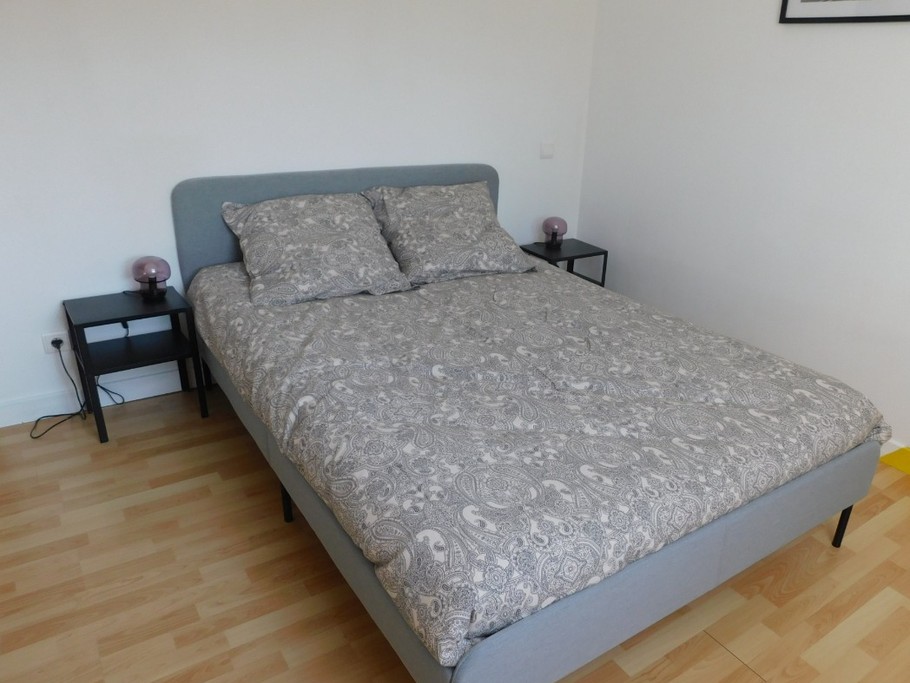 Chambre jaune lit parental