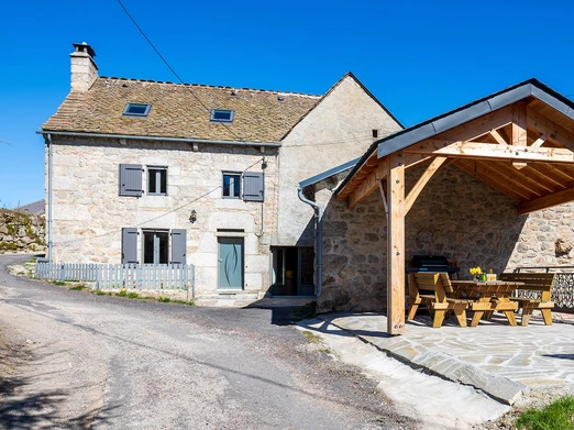 Maison indépendante en Lozère avec cheminée et terrasse