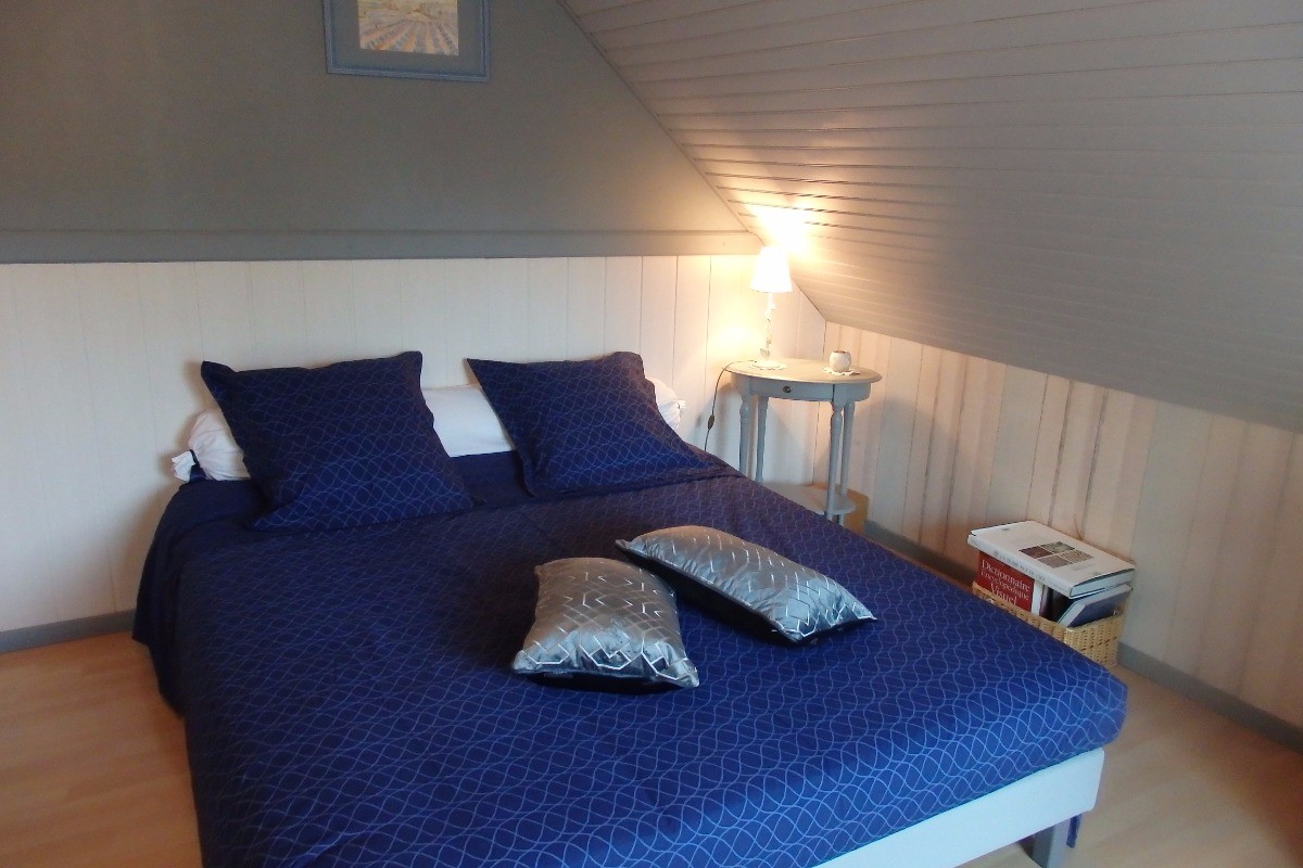 Séjour en gîte avec piscine, pour 12 personnes, avec piscine privée couverte en Creuse Chambre 5 très lumineuse  avec balcon - 1 lit en 160