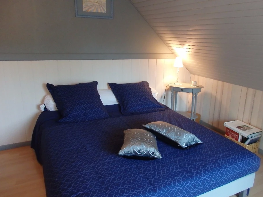 Séjour en gîte avec piscine, pour 12 personnes, avec piscine privée couverte en Creuse Chambre 5 très lumineuse avec balcon - 1 lit en 160