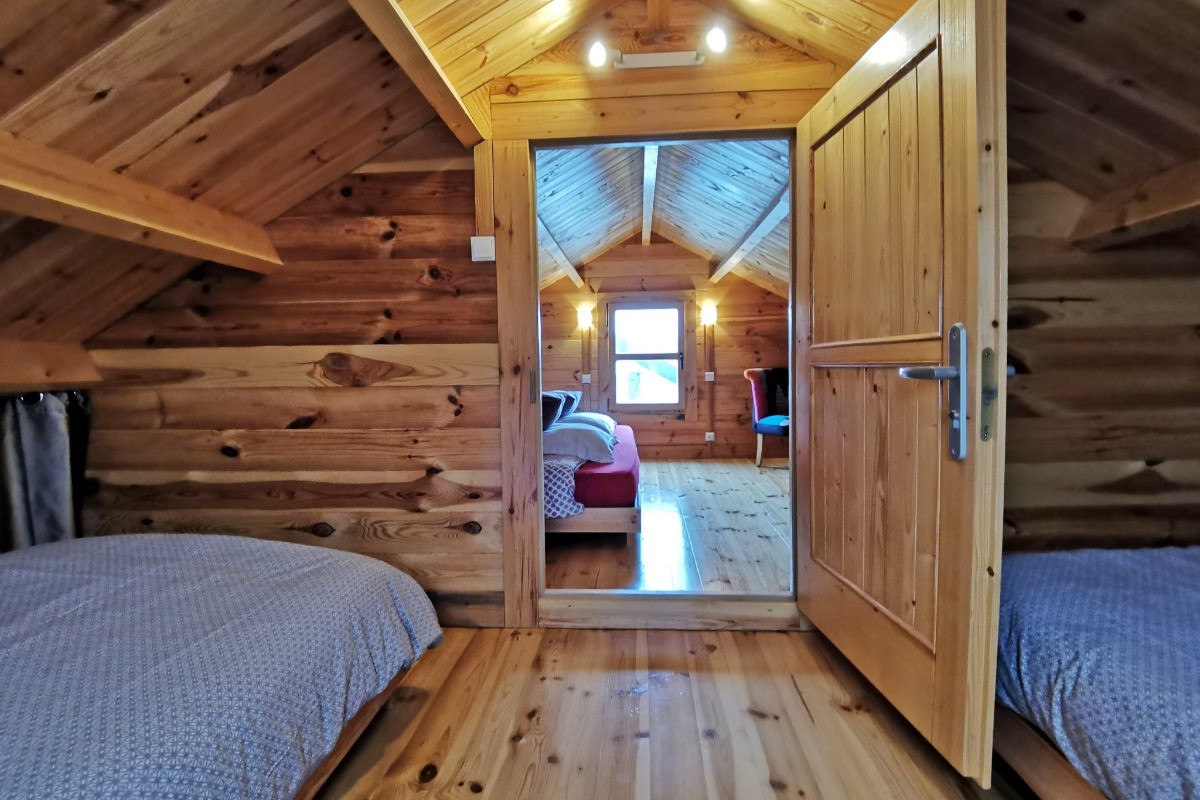 chambre 2 communicantes avec la chambre 1 en mezzanine