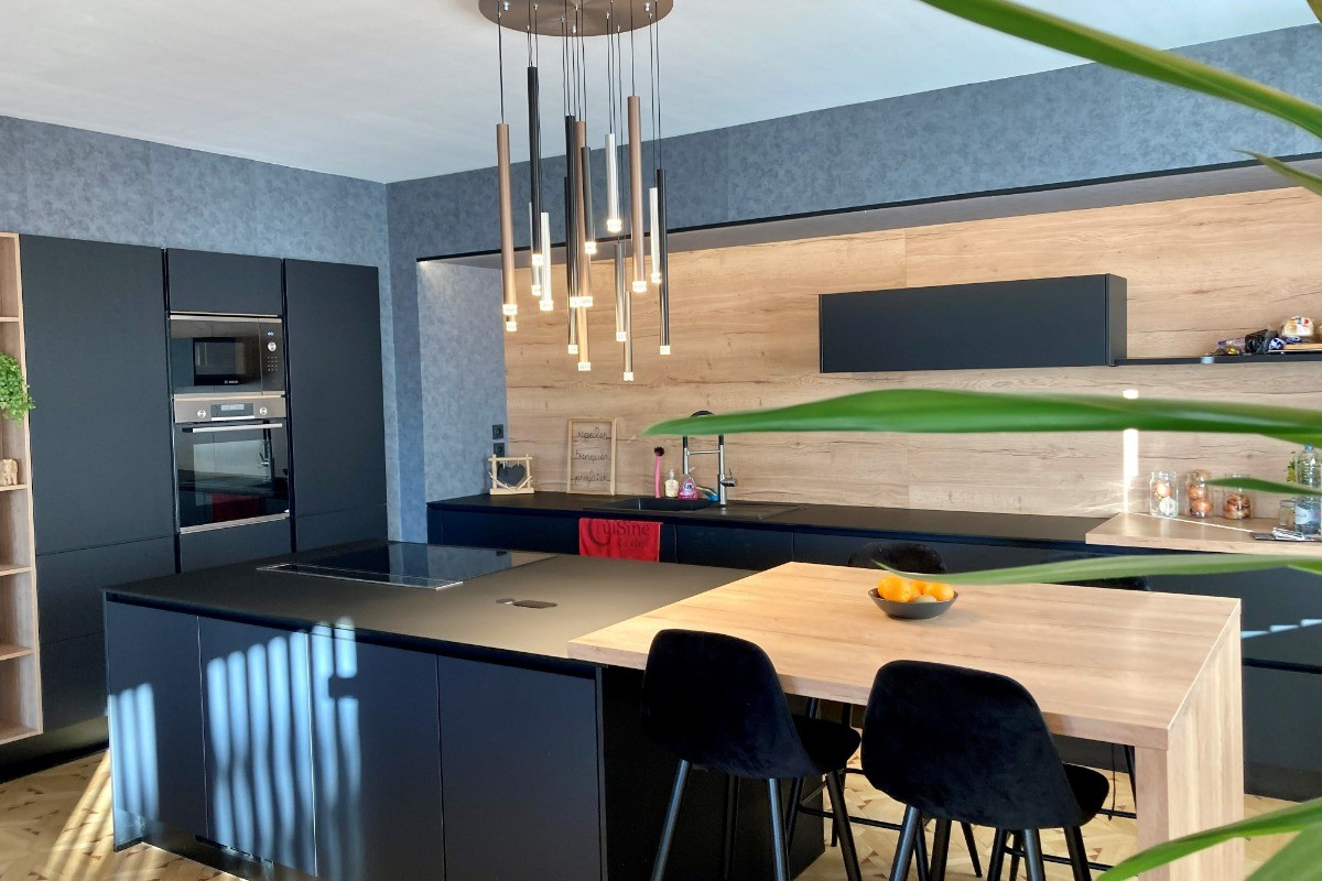 Cuisuine ouverte sur salle à manger