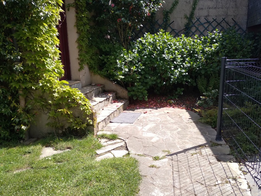 Façade de la maison fleurie au gré des saisons. Quelques marches pour accéder à la propriété puis à la location.