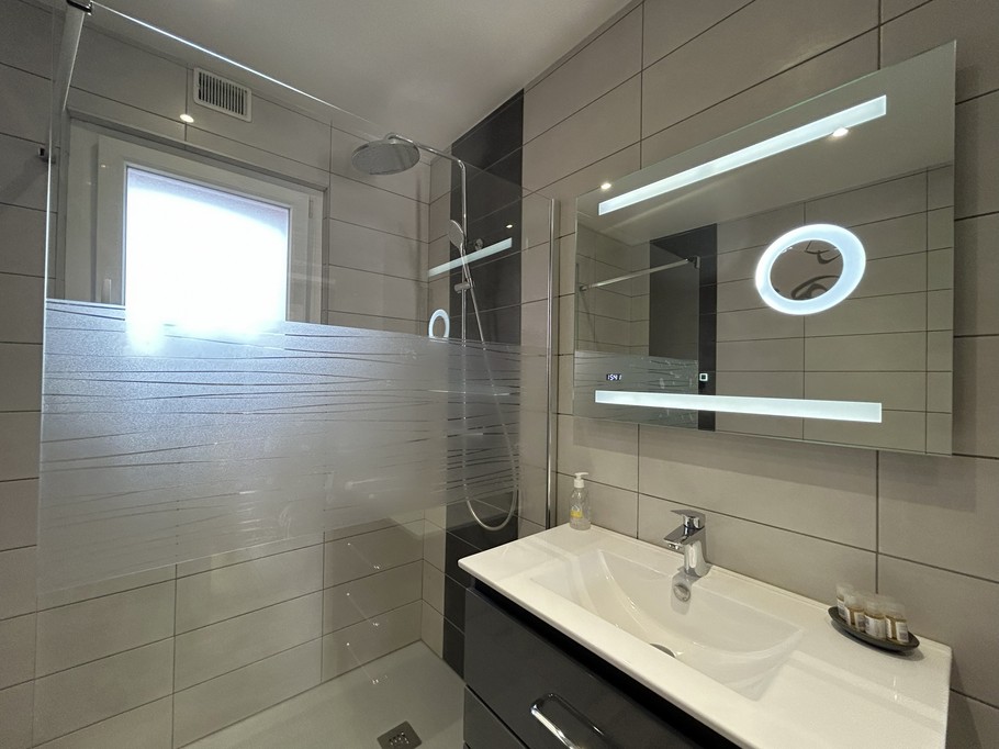Bathroom – Chez Papy Roger holiday cottage, situated in a small village near Gérardmer