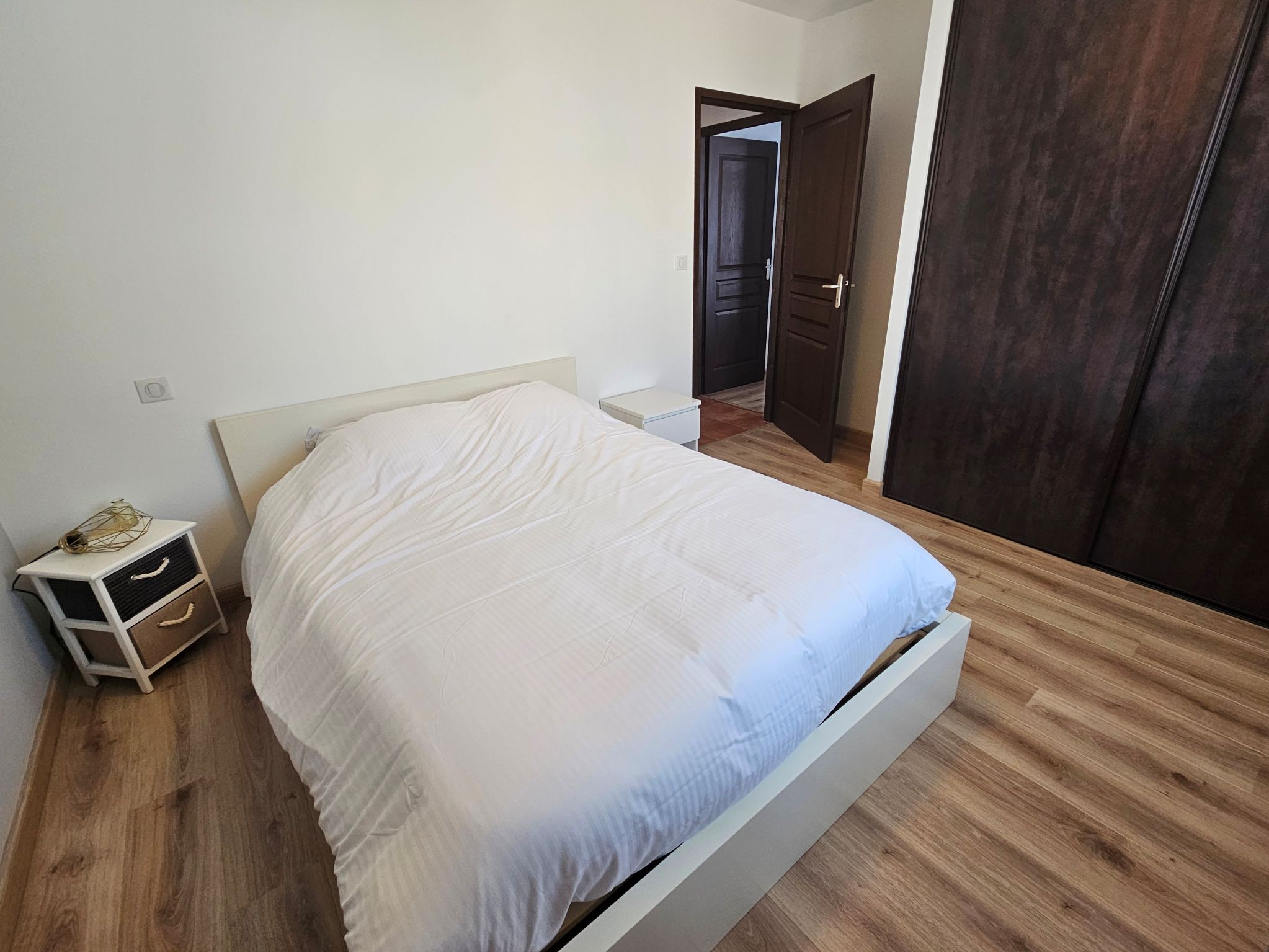 Bedroom 3 (11 m²) with built-in wardrobes