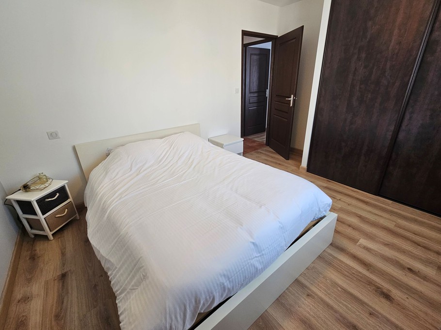 Bedroom 3 (11 m²) with built-in wardrobes